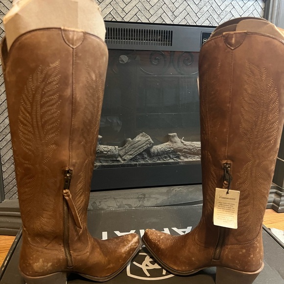 Ariat Brown Heeled Boots with Classic Western Style - Picture 9 of 17